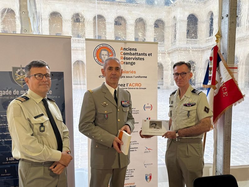 Stand de l'ACRO au Salon du livre de l'armée de Terre aux Invalides