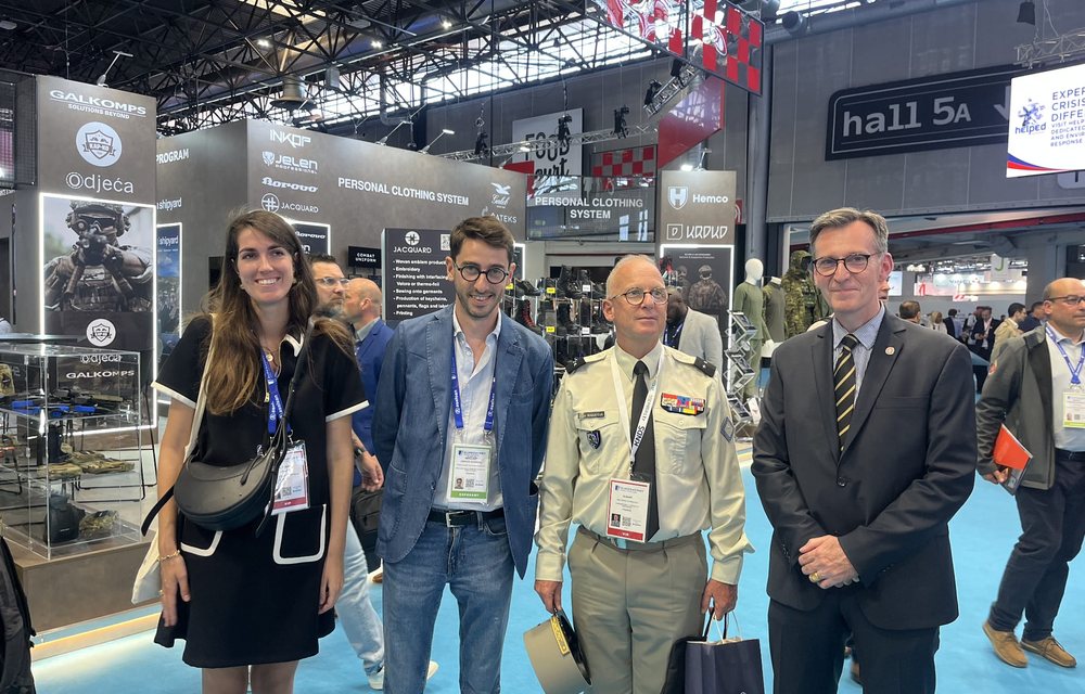 Représentants de l'ACRO sur le stand de la Garde nationale à Eurosatory