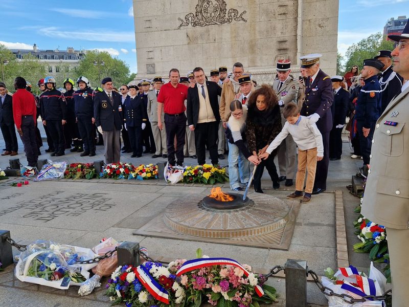 Cérémonie autour du buste de Simone Michel-Lévy au siège d'Orange