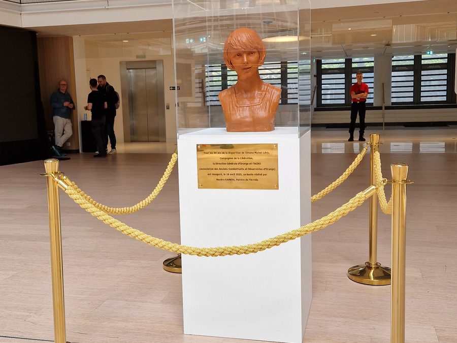 Buste de Simone Michel-Lévy au siège d'Orange