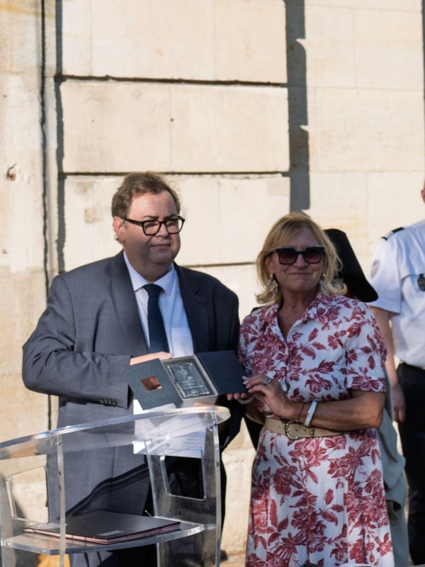 Remise d’une distinction lors d’une cérémonie